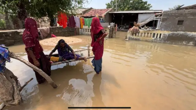 ભરડવા ગામની , બનાસકાંઠા પૂર, ભૂપેન્દ્ર પટેલ, ગેનીબહેન ઠાકોર, સુઈગામ ભાભર, ડીસા, સરકાર પાસે સહાયની માગ, બીબીસી ગુજરાતી ગ્રાઉન્ડ રિપોર્ટ