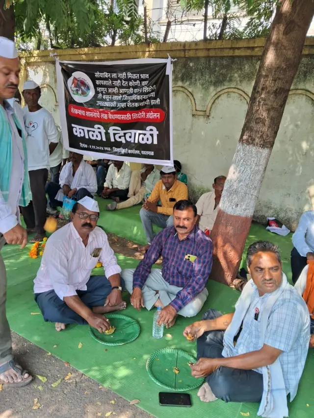 काळी दिवाळी साजरी केल्याबद्दल शेतकऱ्यांवर गुन्हे दाखल करण्यात आले आहेत.