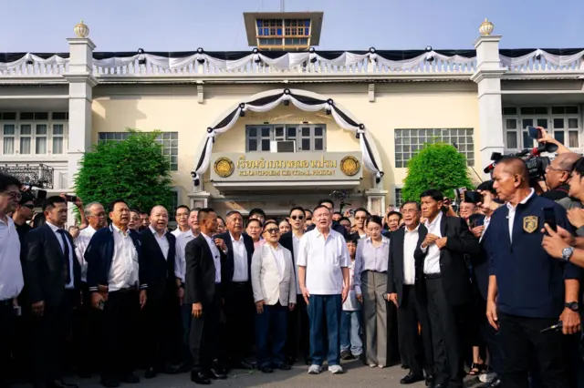 ทักษิณร่วมเคารพธงชาติ บริเวณเสาธงหน้าเรือนจำ