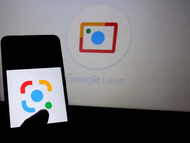 Un móvil con el logo de Google Lens