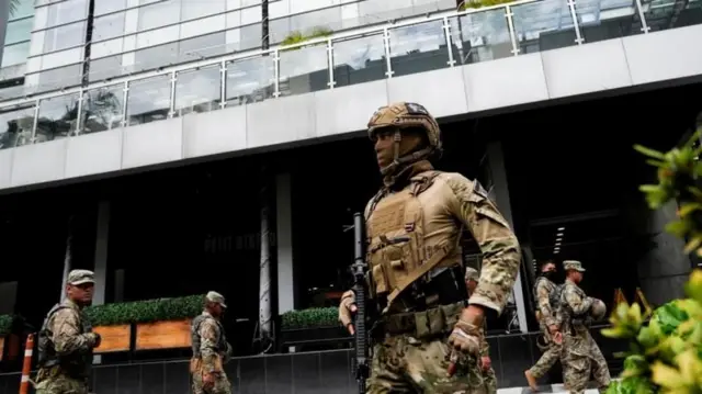 हॉटेलबाहेर कडेकोट सुरक्षा व्यवस्था तैनात करण्यात आली आहे.