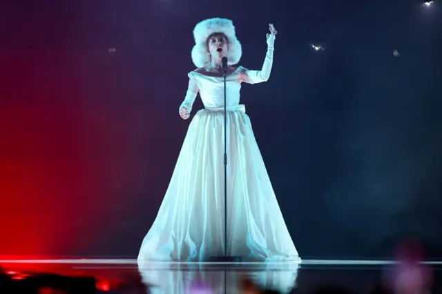 Pevač Nemo je otvorio finale izvedbom pesme Code s kojom je pobedio 2024. godine