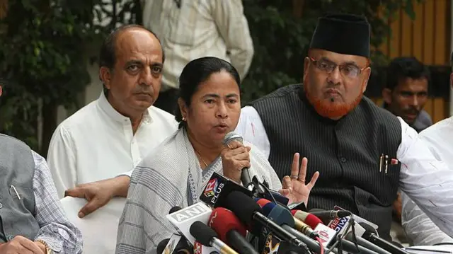 সাংবাদিক সম্মেলনে মমতা ব্যানার্জি। ঠিক পেছনেই দীনেশ ত্রিবেদী। ২০০৮