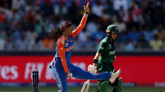 गेंदबाज़ी करती हुईं श्रेयांका 