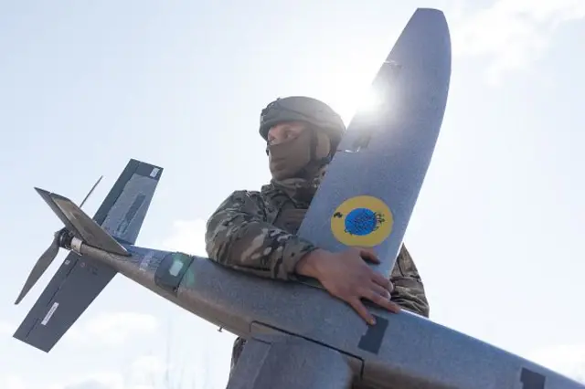 український військовий тримає дрон