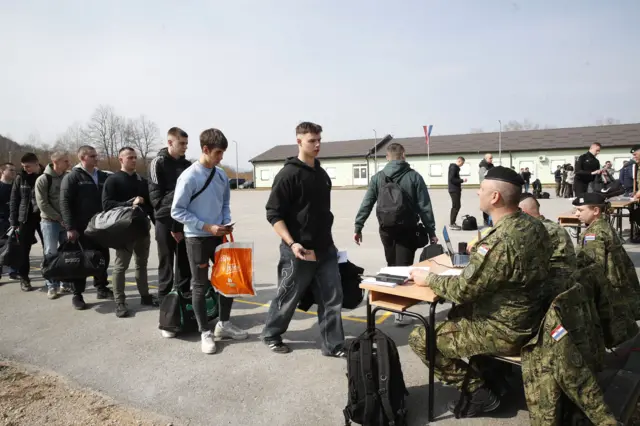 vojni rok u hrvatskoj, regruti se prijavljuju na obuku u hrvatskoj vojsci