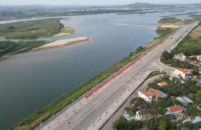 Tuyến đường bờ nam sông Trà Khúc (Quảng Ngãi), dự án được cấp phép từ năm 2012 với tổng mức đầu tư gần 1.000 tỷ đồng vào thời điểm đó