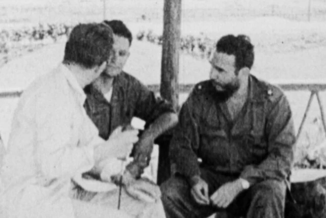 فیدل کاسترو در مصاحبه با رابین دی (پشت به دوربین)