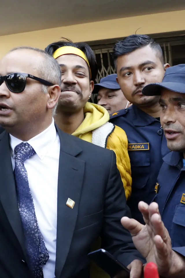 थुनामुक्त भएपछि वकिलहरूसँग सन्दीप