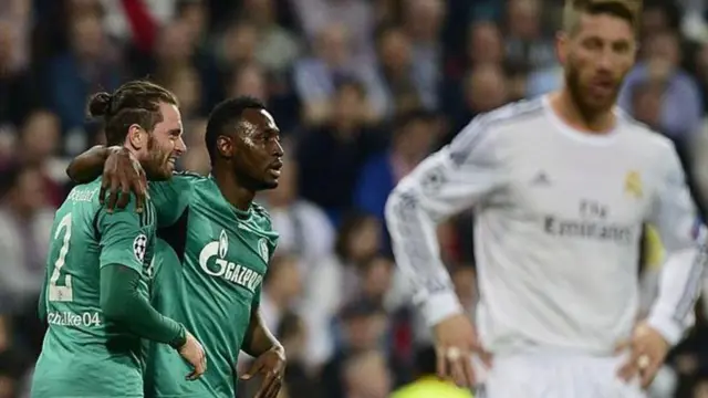 هوگلند (راست) در حالی شادی برای گلی که به رئال مادرید در ورزشگاه سانتیاگو برنابئو زد؛ شالکه با باخت ۹-۲ در مجموع بازی رفت و برگشت از یک‌هشتم نهایی لیگ قهرمانان ۲۰۱۴ حذف شد