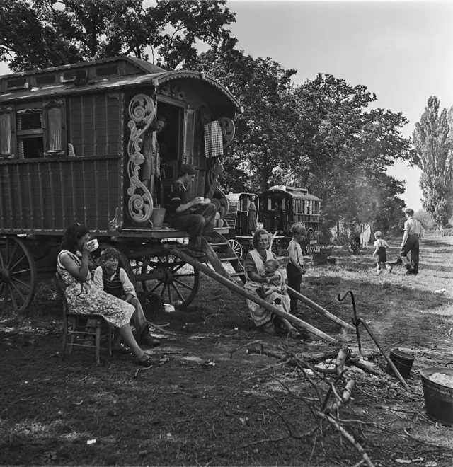 Un campamento gitano en una granja en Kent, Inglaterra, durante la temporada de recolección de ciruelas de 1942. 