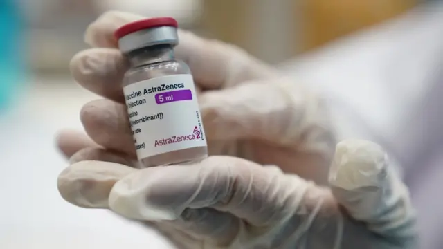 泰国巴吞他尼一位医护人员展示一瓶阿斯利康新冠病毒病（COVID-19）疫苗（2021年）