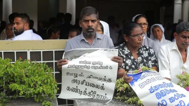 ராஜபக்ஸேவின் புத்தகம், இலங்கை