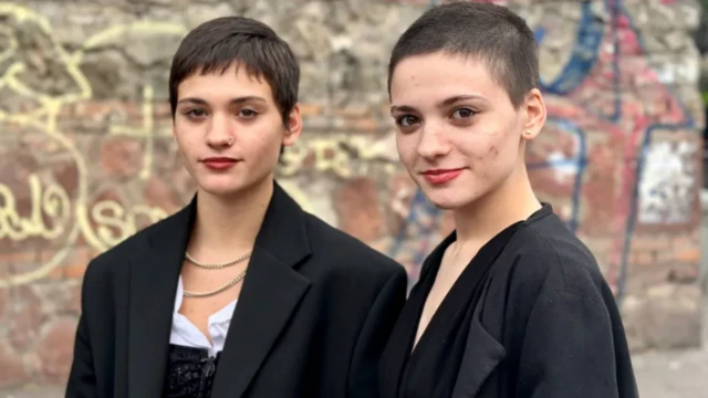 Ano (L) na Amy (R) zutere na nke mbụ ya na Rustaveli metro ọdụ - ha abuo nwere mmasị na otu ụdị ịsị