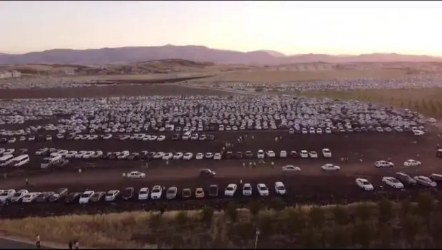 انبوه خودرهای پارک شده در محوطهای باز