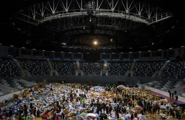 Бүткүл дүйнө өлкөлөрү Сирия менен Түркия үчүн гуманитардык жардам чогултууда. Сүрөттө Азербайжандын борбор калаасы Баку