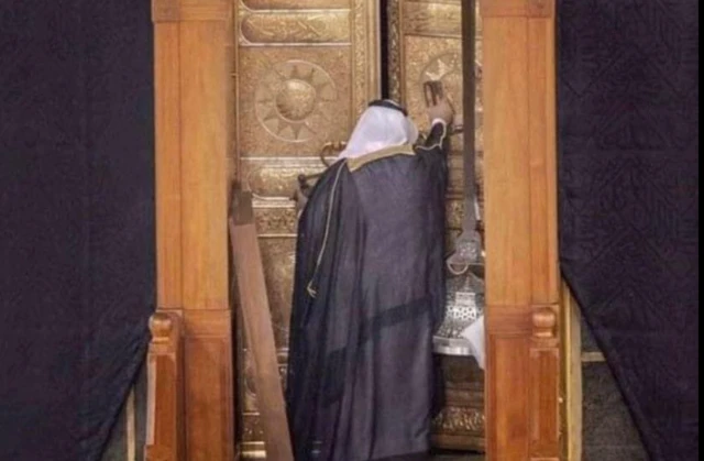 Qoyska Shaiba waxay sii wadaan inay ixtiraamaan sunnadii Nebiga (NNKH) iyagoo u dhiibaya jagada ilaaliyaha (sadin) ee Kacbada xubintooda ugu da'da weyn.