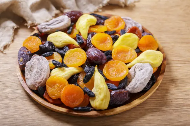 kuru meyveler içeren bir ahşap tabak