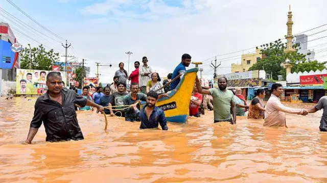 విజయవాడలో చిక్కుకున్నవారిని వీధుల్లో పడవల్లో సురక్షిత ప్రాంతాలకు తరలించారు
