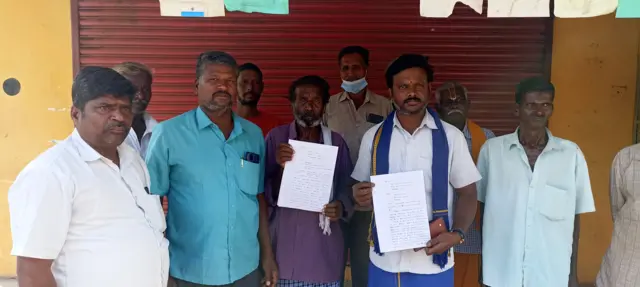 மனுவுடன் ஊர் மக்கள்