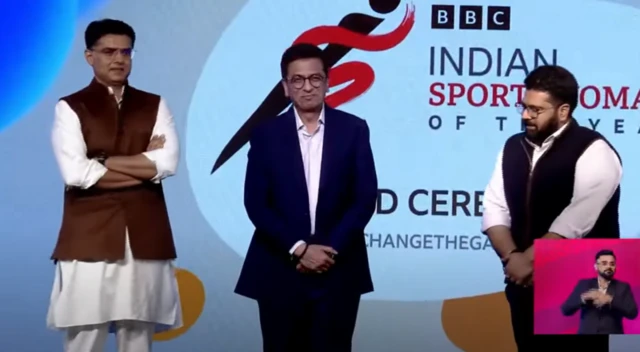 समारंभात मंचावर माजी सरन्यायाधीश डी. वाय. चंद्रचूड यांच्यासह काँग्रेस नेते सचिन पायलट आणि खासदार कार्तिकेय शर्मा.