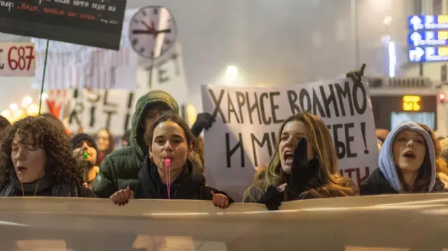 Transparent posvećen dočeku na Trgu republike