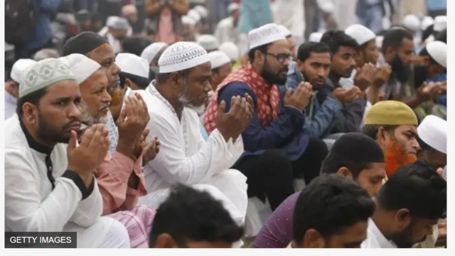 Aworan awọn ọkunrin to tẹwọ adua