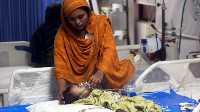 হাসপাতালে চিকিৎসাধীন হাম আক্রান্ত শিশুকে অক্সিজেন দেওয়া হচ্ছে