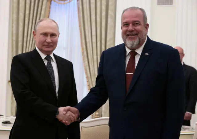 Vladimir Putin, presidente da Rússia, e Manuel Marrero Cruz (à direita), primeiro-ministrocasino online esporte da sorteCuba, numa reuniãocasino online esporte da sortejunhocasino online esporte da sorteMoscou