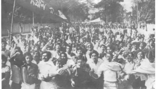 সচিবালয় অভিমূখে ছাত্র সংগ্রাম পরিষদের মিছিল। ছবিটি তৎকালীন পত্রিকায় ছাপা হয়েছিল।