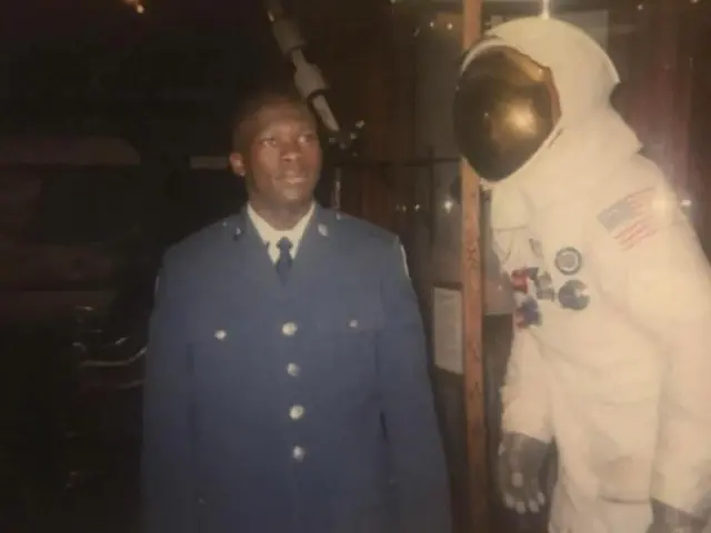 Malanga introduce imsef as a Junior ROTC cadet for di US Air Force.