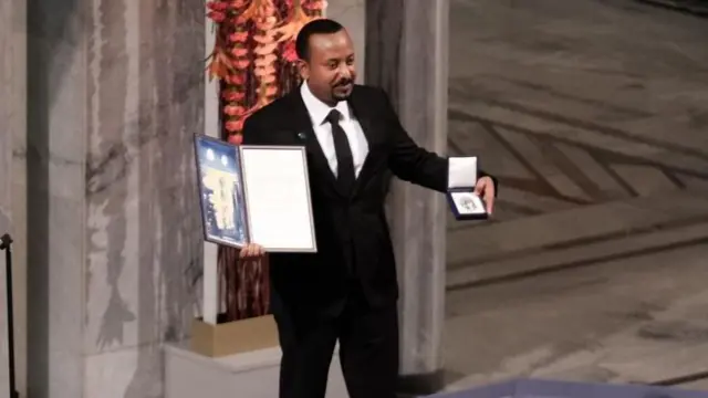 رئيس الوزراء الإثيوبي آبي أحمد يقف بعد حصوله على جائزة نوبل للسلام خلال حفل توزيع الجائزة عام 2019