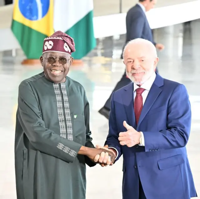 Aarẹ Bola Tinubu pẹlu Aarẹ Brazil, Luiz Inácio Lula da Silva nibi ti wọn ti n gba ara wọn lọwọ, Tinubu wọ buba nigba ti Aarẹ Brazil wọ aṣọ alawọ aro 'suite'