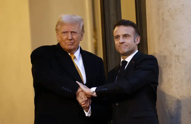 Trump e Macron próximos, juntando as mãos