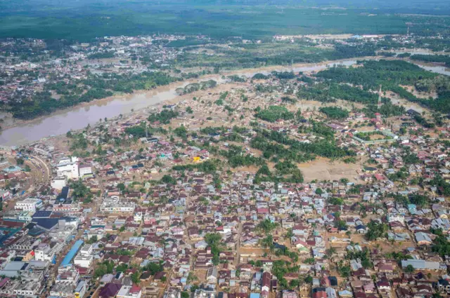 Suasana perkotaan Aceh Tamiang pascabanjir bandang di Aceh Tamiang, Aceh, Kamis (4/12/2025). Berdasarkan data Posko Komando Tanggap Darurat Bencana Hidrometeorologi Aceh pada Selasa (2/12) sebanyak 1.452.185 jiwa terdampak bencana hidrometeorologi yang melanda 3.310 desa di 18 kabupaten/kota di Provinsi Aceh. 