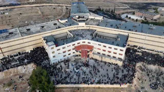 Сотни людей собрались у здания тюрьмы Седная, в надежде получить информацию о своих родственниках 