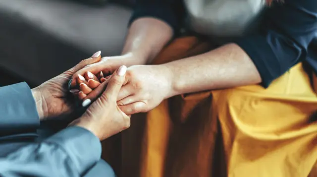 Окситоцинди адатта “сүйүү гормону” деп атап коюшат. Бул гормондун жардамы менен адам жылуу, жагымдуу сезимдерди байкайт