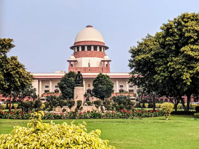தமிழ்நாட்டின் சட்டமன்றம் நிறைவேற்றும் சட்டங்களுக்கு தமிழ்நாட்டின் ஆளுநராக உள்ள ஆர்.என். ரவி ஒப்புதல் வழங்காமல் பல மாதங்களாகக் கிடப்பில் வைத்திருந்ததை எதிர்த்து தமிழ்நாடு அரசு இந்திய உச்ச நீதிமன்றத்தில் வழக்கு ஒன்றைத் தொடர்ந்தது.