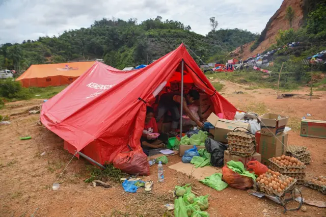 Pengungsi bencana banjir bandang dan longsor berada di tenda di Kelurahan Hutanabolon, Kecamatan Tukka, Tapanuli Tengah, Sumatra Utara, Senin (8/12/2025).