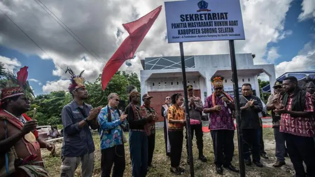 adat, hutan, perempuan