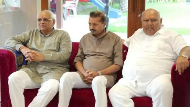 અનિરુદ્ધસિંહ જાડેજા સરન્ડર, રાજદીપસિંહ જાડેજા ફરાર, પોપટભાઈ સોરઠિયા મર્ડર કેસ, અમિત ખૂંટ આત્મહત્યા કેસ શું છે, અનિરુદ્ધસિંહ અને જયરાજસિંહ વચ્ચે શા માટે વેર છે, ગુજરાત હાઇકોર્ટ, સુપ્રીમ કોર્ટ, મહિપતસિંહ જાડેજા, બીબીસી ગુજરાતી, 