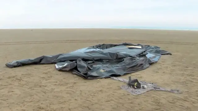 سواحل فرانسه پر از قطعات و اقلام رها شده است که نشانه عبور ناموفق در گذشته هستند