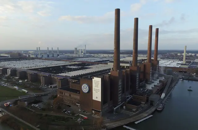 Khi đến Wolfsburg bằng tàu hỏa, điều đầu tiên chào đón du khách chính là nhà máy Volkswagen