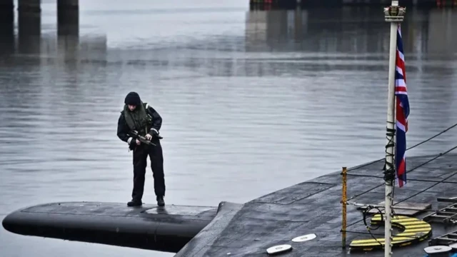 Моряк на горизонтальном руле британской подводной лодки