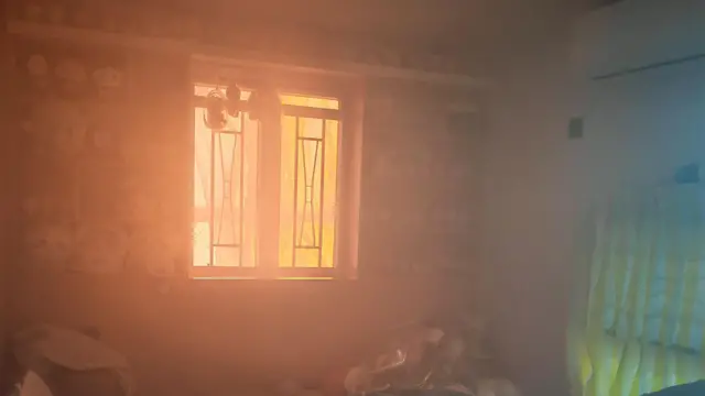 연기가 자욱한 방 안. 창문 밖으로는 시뻘건 불길이 보인다