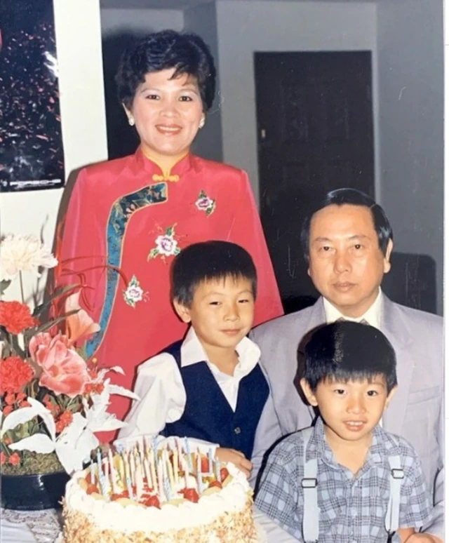 Bức ảnh ông Derek Trần đăng trên Instagram và X, chia sẻ về gia đình tị nạn của mình Bức ảnh ông Derek Trần đăng trên Instagram và X, chia sẻ về gia đình tị nạn của mình