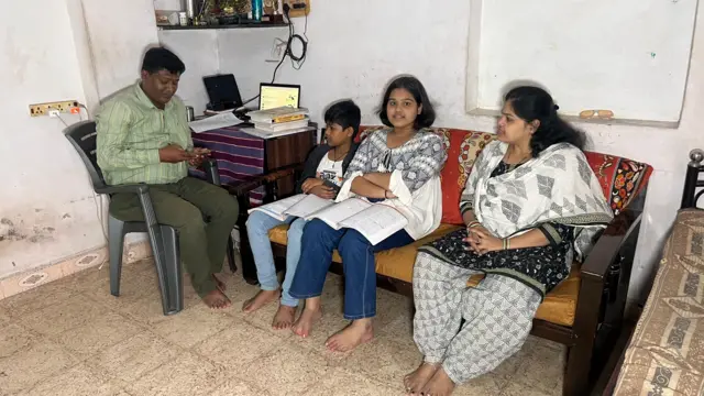 સુરત, ઓડિશા, વિશ્વચરણ નાયક, સ્પર્ધાત્મક પરીક્ષા, બીબીસી ગુજરાતી, પ્રેરણાદાયી કહાણી, શિક્ષણ