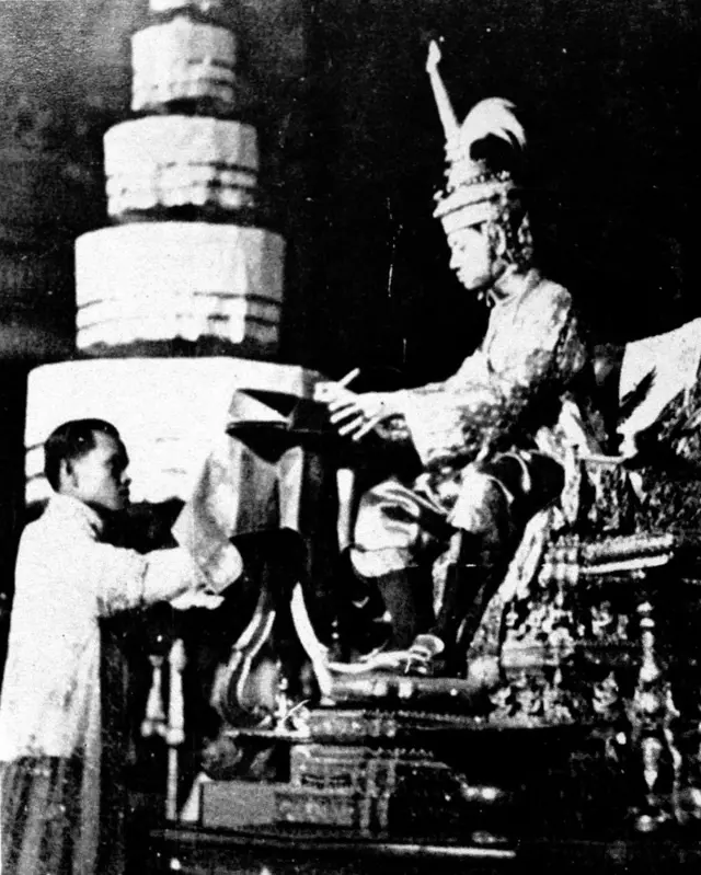 พระบาทสมเด็จพระปกเกล้าเจ้าอยู่หัวพระราชทานรัฐธรรมนูญแห่งราชอาณาจักรสยาม พ.ศ. 2475 เมื่อ 10 ธ.ค. 2475