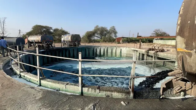 જેતપુર સાડી ઉદ્યોગ, પોરબંદરની ખાડીમાં પાણી પ્રદૂષણ, જળપ્રદૂષણ, ભાદરમાં પાણી પ્રદૂષણ, લોકોને ચામડીના રોગો, જેતપુર સાડી ઉદ્યોગ ખેતીને અસર, બીબીસી ગુજરાતી ગ્રાઉન્ડ રિપોર્ટ