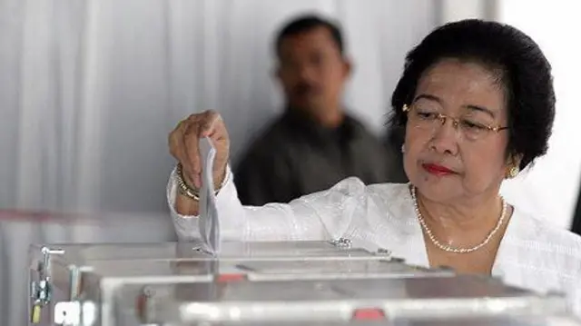 Mantan presiden Indonesia, Megawati Sukarnoputri, menggunakan hak suaranya di Pemilu tahun 2009.